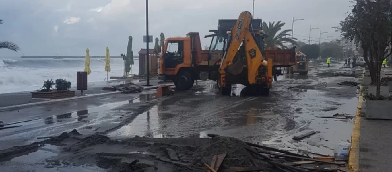 Προβλήματα από την κακοκαιρία και στην Καλαμάτα - Η θάλασσα βγήκε στο δρόμο (φωτο)